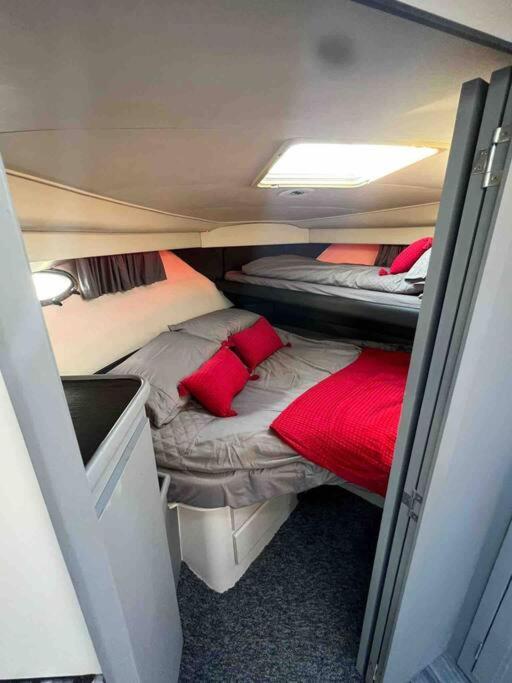 Yacht "X" - 44 Foot Modern Yacht On 5 Star Ocean Village Marina - Minutes Away From City Centre And Cruise Terminals, Free Parking ,Spa Package Available! Саутгемптон Экстерьер фото