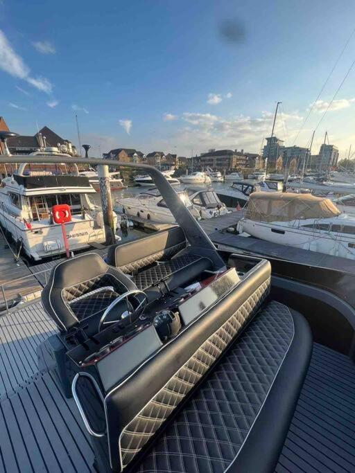 Yacht "X" - 44 Foot Modern Yacht On 5 Star Ocean Village Marina - Minutes Away From City Centre And Cruise Terminals, Free Parking ,Spa Package Available! Саутгемптон Экстерьер фото