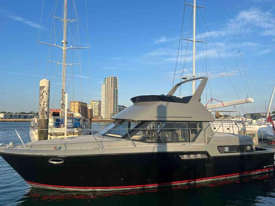 Yacht "X" - 44 Foot Modern Yacht On 5 Star Ocean Village Marina - Minutes Away From City Centre And Cruise Terminals, Free Parking ,Spa Package Available! Саутгемптон Экстерьер фото