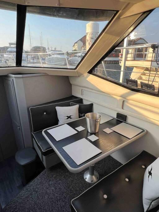 Yacht "X" - 44 Foot Modern Yacht On 5 Star Ocean Village Marina - Minutes Away From City Centre And Cruise Terminals, Free Parking ,Spa Package Available! Саутгемптон Экстерьер фото