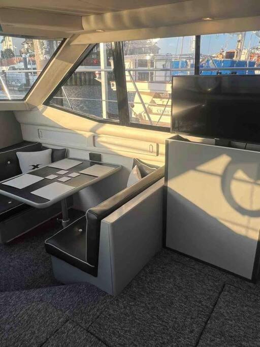 Yacht "X" - 44 Foot Modern Yacht On 5 Star Ocean Village Marina - Minutes Away From City Centre And Cruise Terminals, Free Parking ,Spa Package Available! Саутгемптон Экстерьер фото