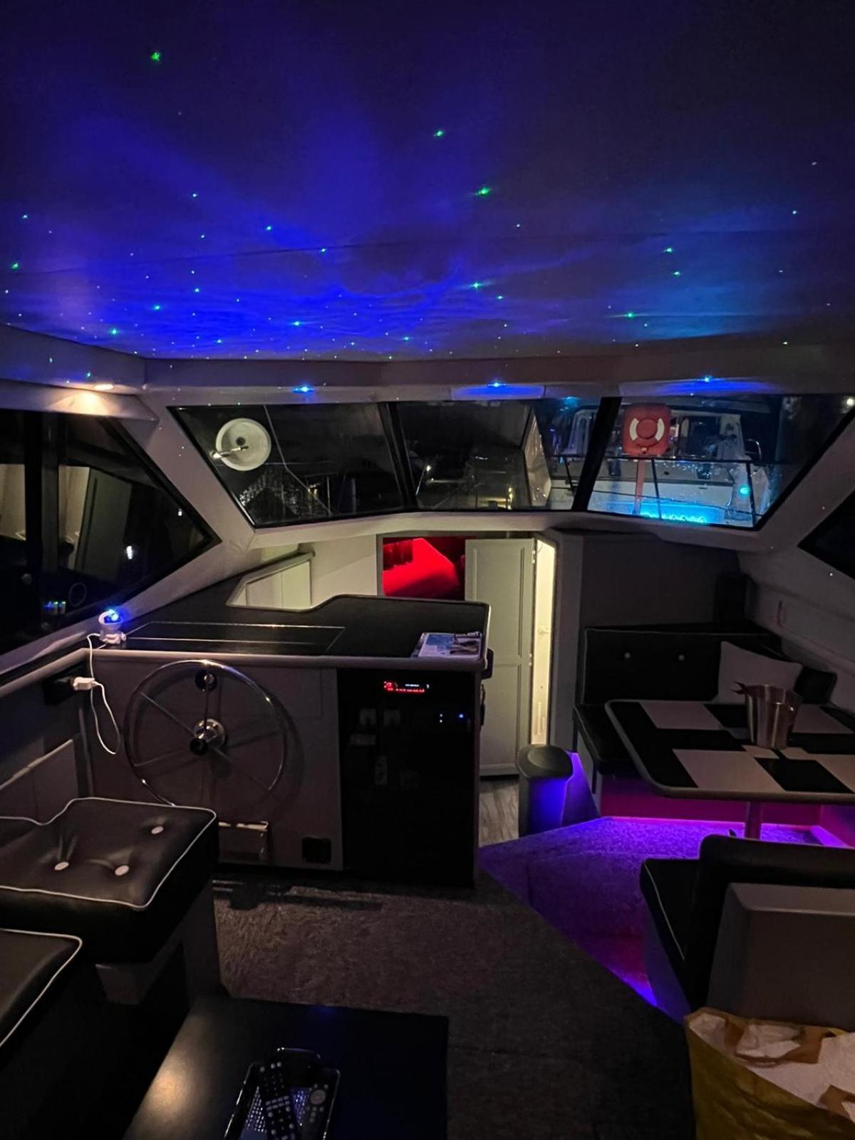 Yacht "X" - 44 Foot Modern Yacht On 5 Star Ocean Village Marina - Minutes Away From City Centre And Cruise Terminals, Free Parking ,Spa Package Available! Саутгемптон Экстерьер фото