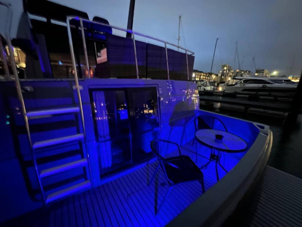 Yacht "X" - 44 Foot Modern Yacht On 5 Star Ocean Village Marina - Minutes Away From City Centre And Cruise Terminals, Free Parking ,Spa Package Available! Саутгемптон Экстерьер фото