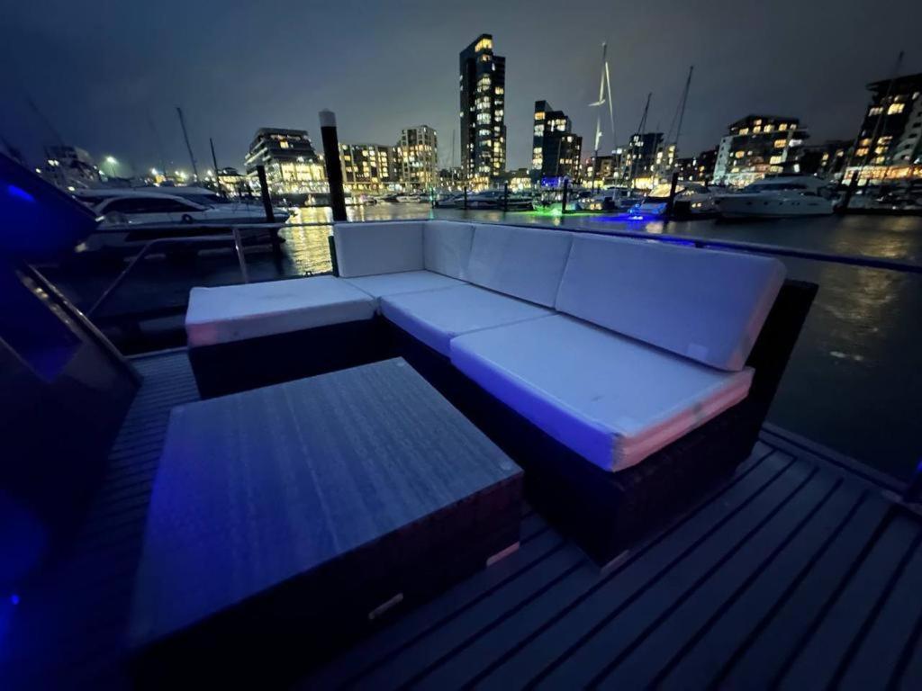 Yacht "X" - 44 Foot Modern Yacht On 5 Star Ocean Village Marina - Minutes Away From City Centre And Cruise Terminals, Free Parking ,Spa Package Available! Саутгемптон Экстерьер фото