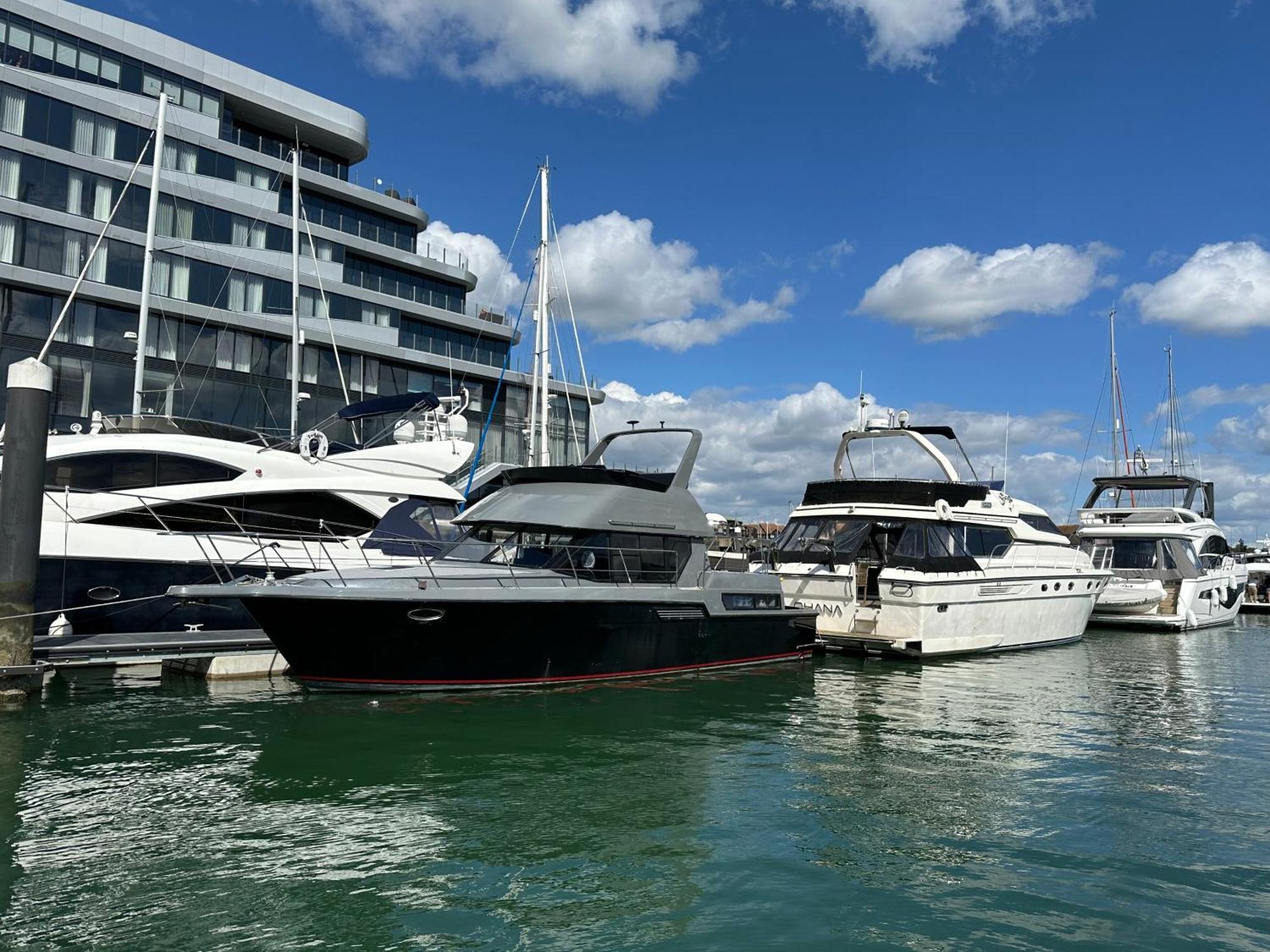 Yacht "X" - 44 Foot Modern Yacht On 5 Star Ocean Village Marina - Minutes Away From City Centre And Cruise Terminals, Free Parking ,Spa Package Available! Саутгемптон Экстерьер фото