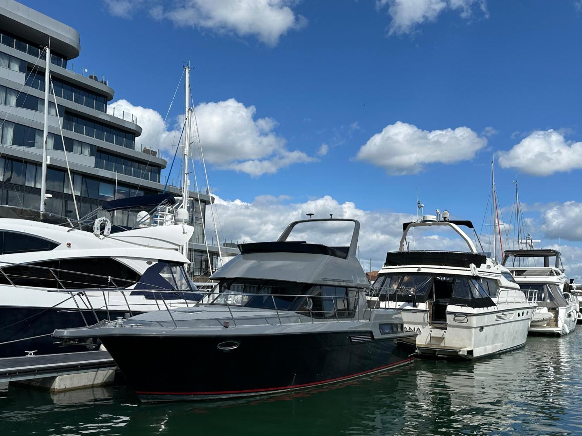 Yacht "X" - 44 Foot Modern Yacht On 5 Star Ocean Village Marina - Minutes Away From City Centre And Cruise Terminals, Free Parking ,Spa Package Available! Саутгемптон Экстерьер фото
