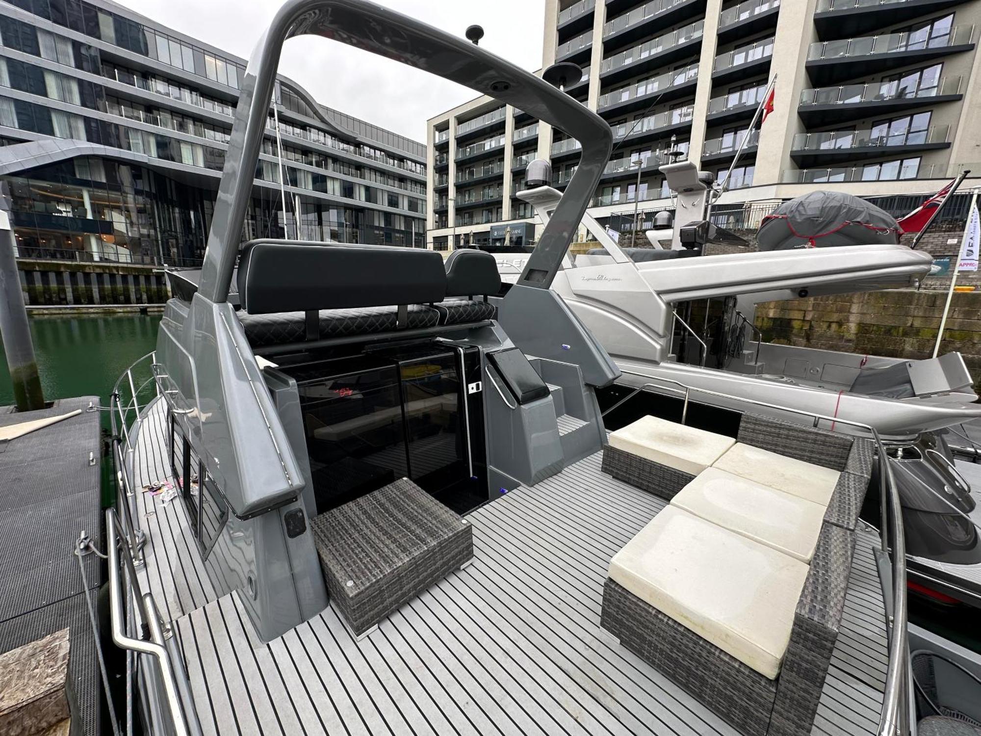 Yacht "X" - 44 Foot Modern Yacht On 5 Star Ocean Village Marina - Minutes Away From City Centre And Cruise Terminals, Free Parking ,Spa Package Available! Саутгемптон Экстерьер фото